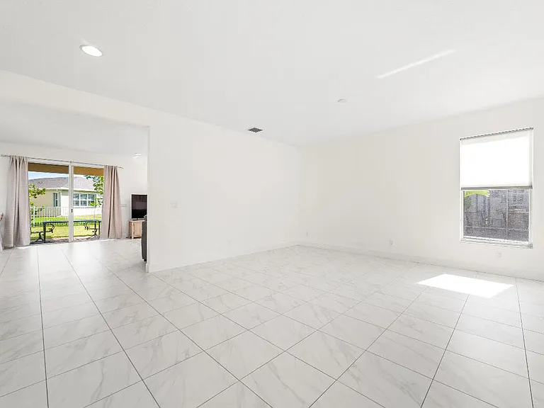 2011 NW Cataluna Cir — Photo 7