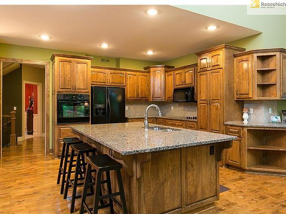 Nice built ins and tons of counter space.