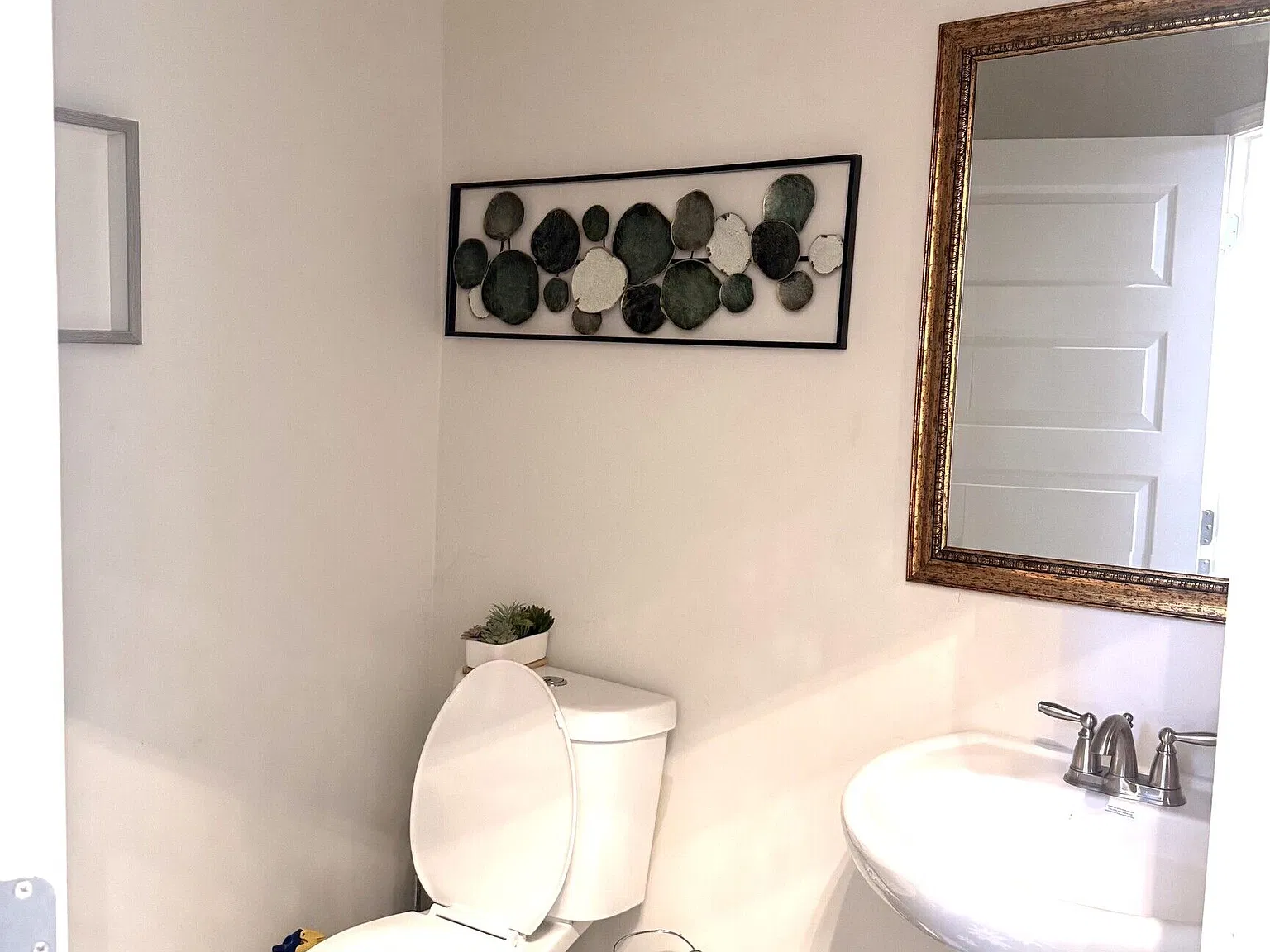 4 bed, 2.5 bath, 2784 sqft, $1,000 — Photo 2