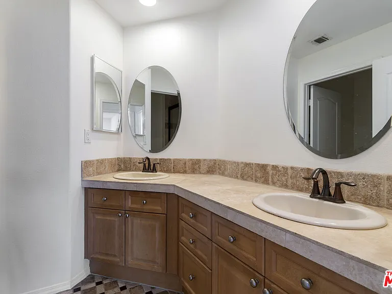 14321 Hortense St — Photo 39