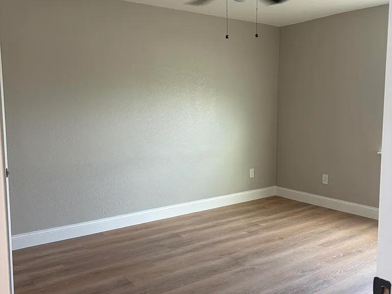 21074 Hamilton Ave — Photo 5