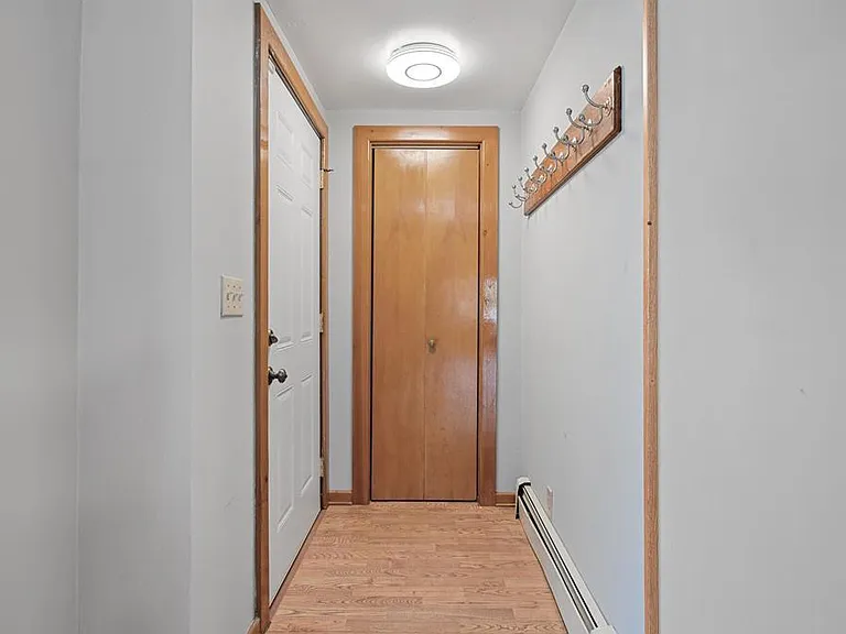 216 Belvidere St E — Photo 3