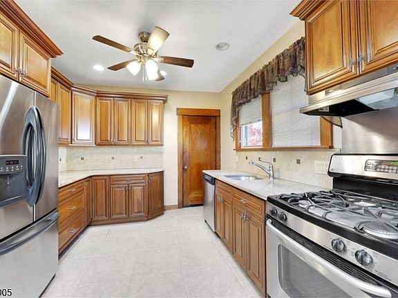 4th image of 80 Garfield Pl