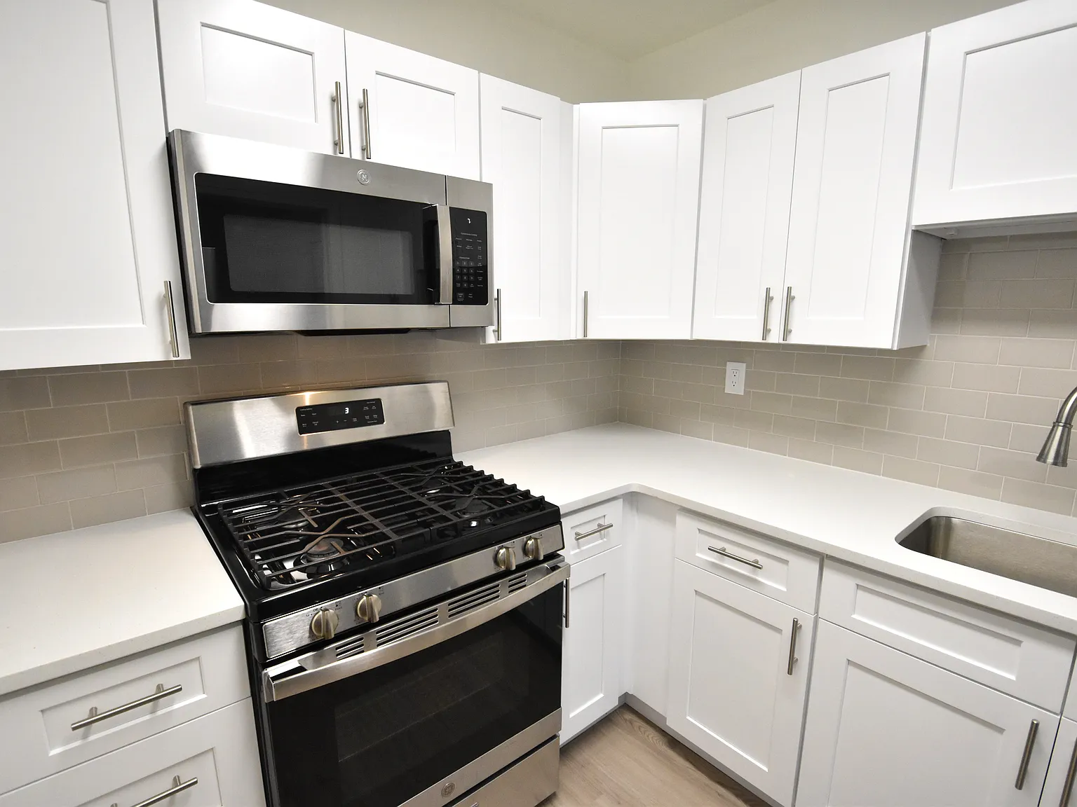Studio, $990 — Photo 1