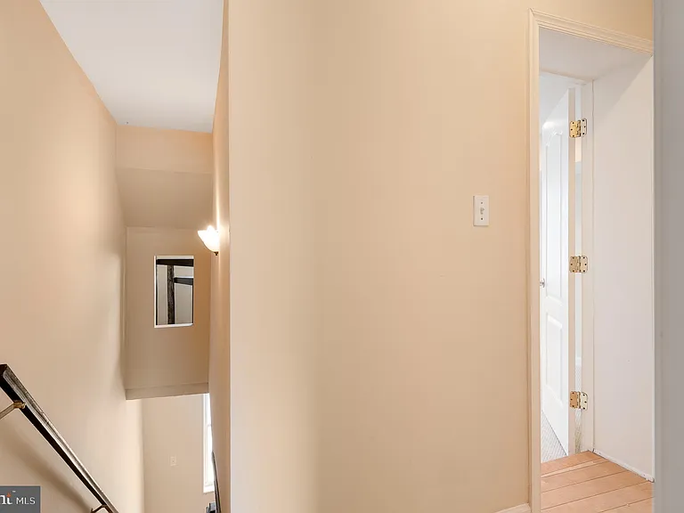 1123 W Lombard St — Photo 23