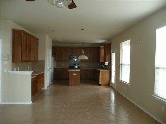 5th image of 18701 Royal Pointe Dr