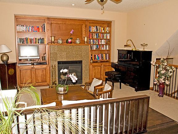 5th image of 784 Applewood Cir