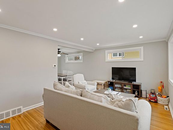 5th image of 114 N Valleybrook Rd