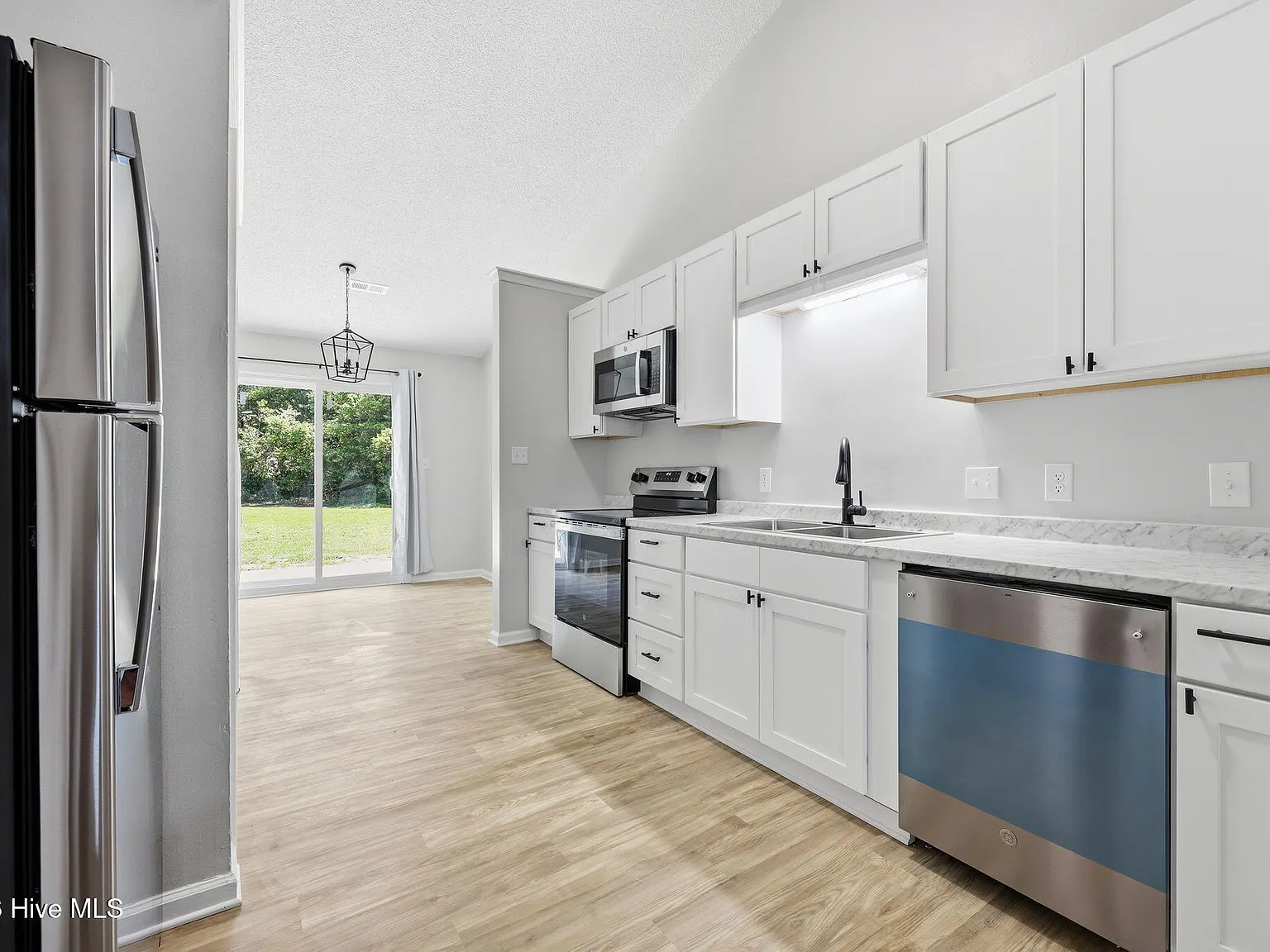 3 bed, 2.0 bath, $1,525 — Photo 4