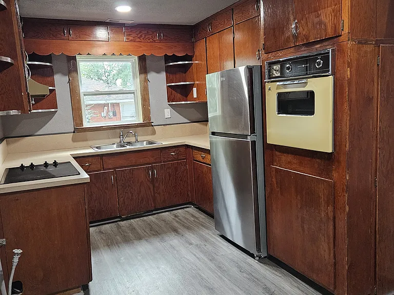 904 N Main St — Photo 11