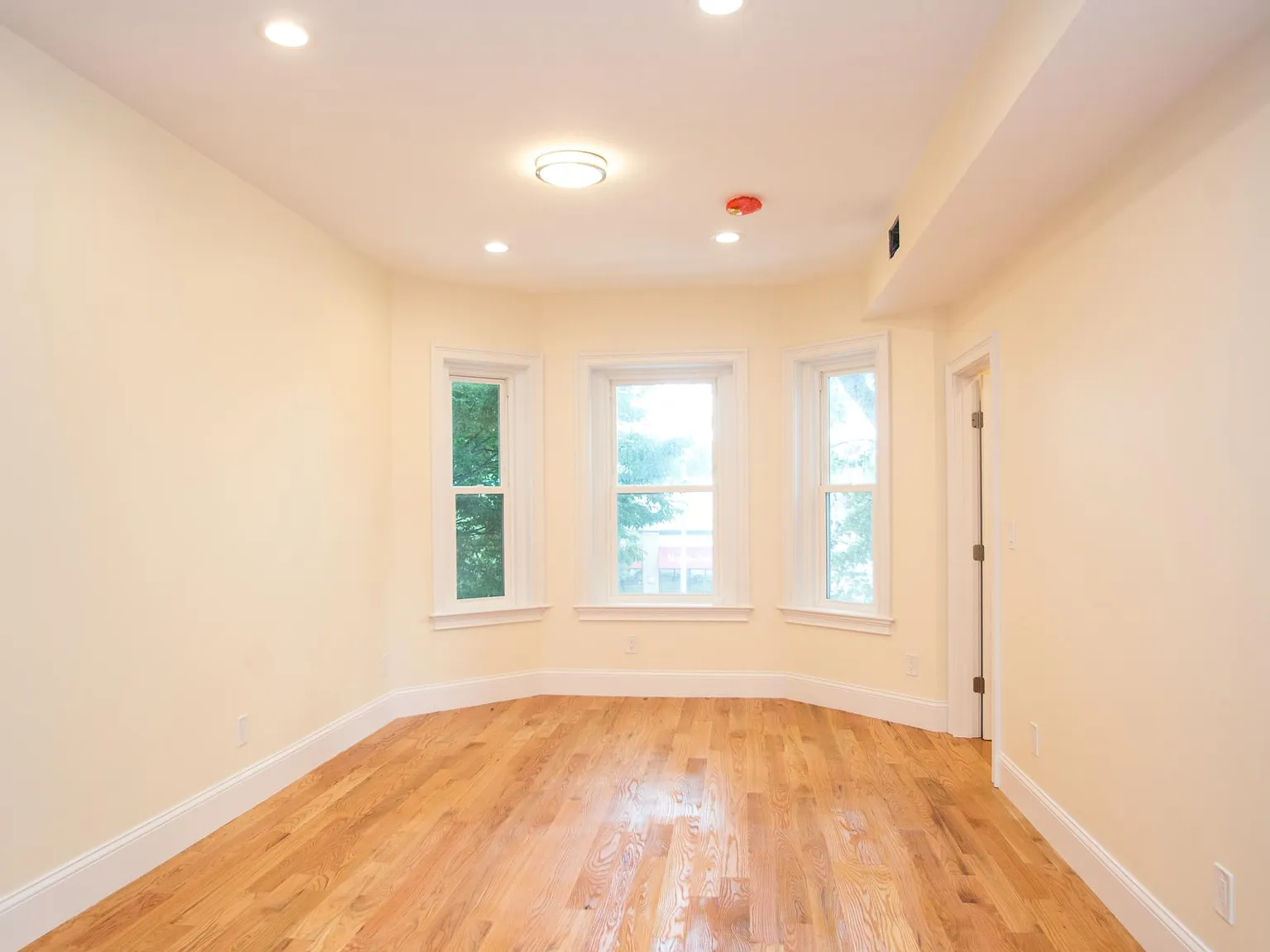 3 bed, 1100 sqft, $4,200 — Photo 2