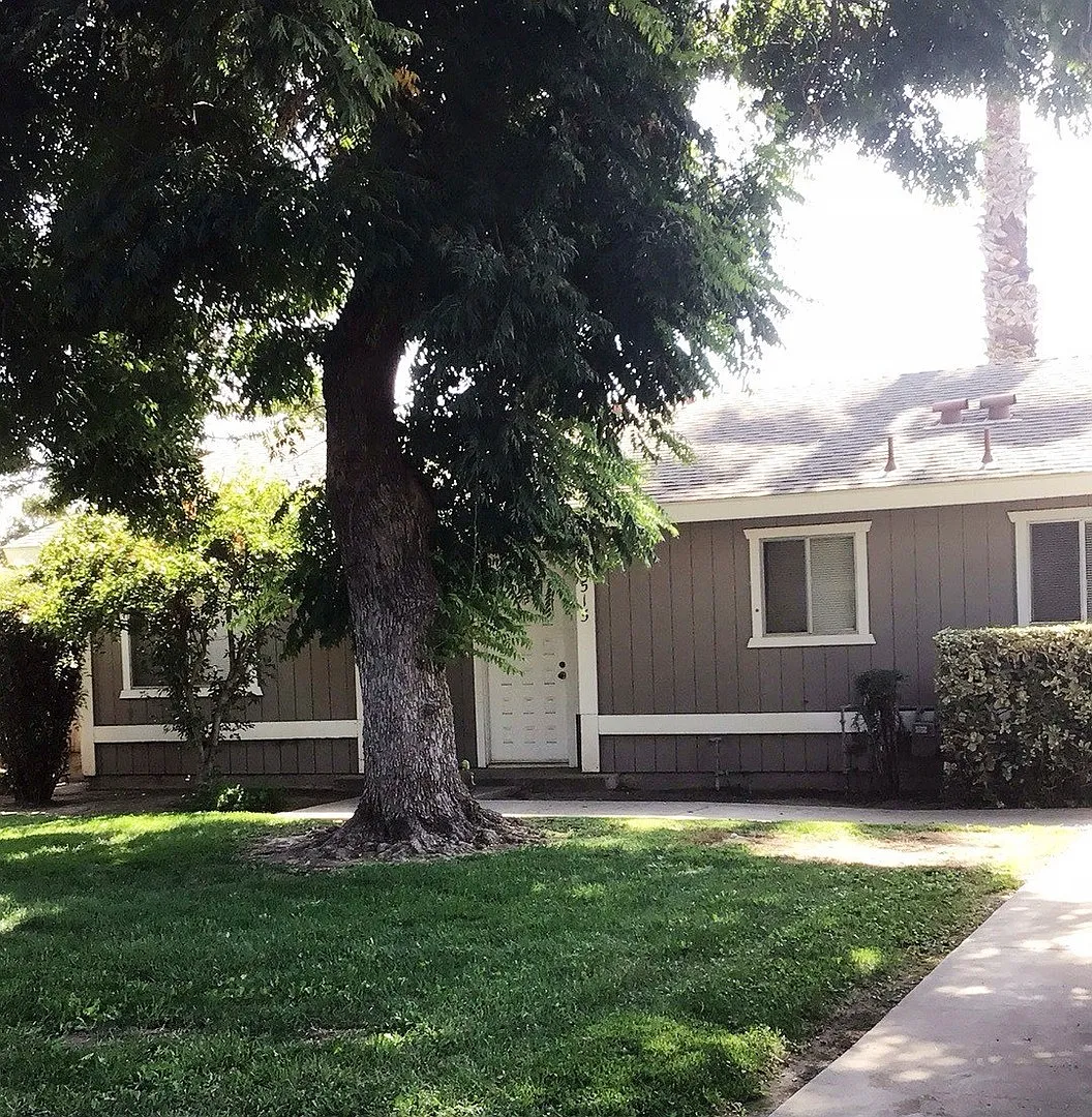 2515 W. Victor Ct. 2 Bedroom 1 Bathroom Duplex Visalia — Photo 2