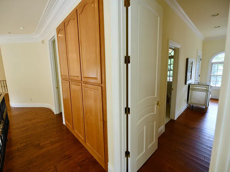 906 Glen Way — Photo 17