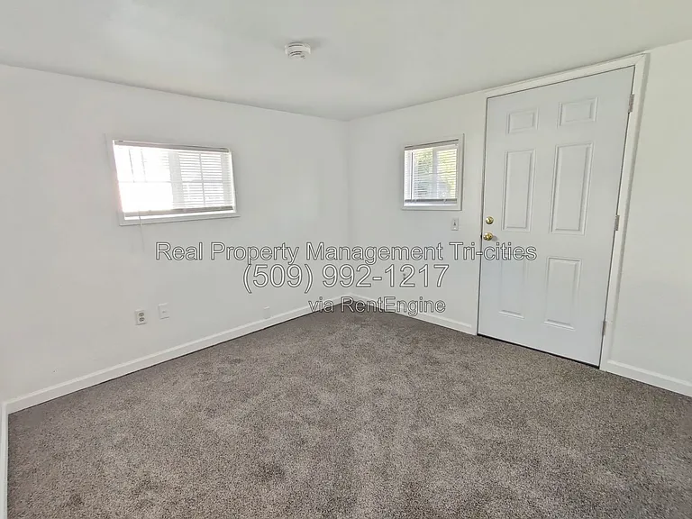 1110 Potter Ave — Photo 7