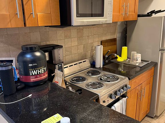 5th image of 403 W 48th St #B1