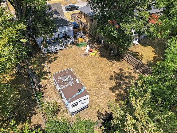 3rd image of 2318 Poplar St