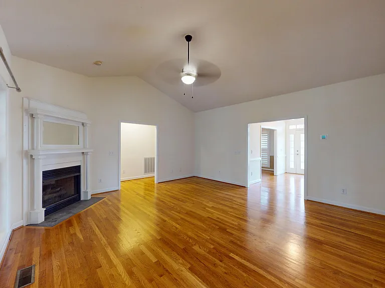1140 Greenbriar Dr — Photo 10
