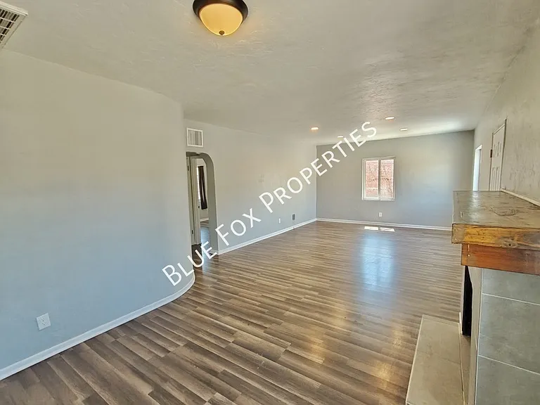 4124 E 1st St — Photo 5