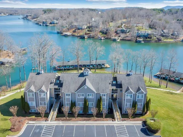 305 S Pointe Shore Dr, Moneta, VA 24121