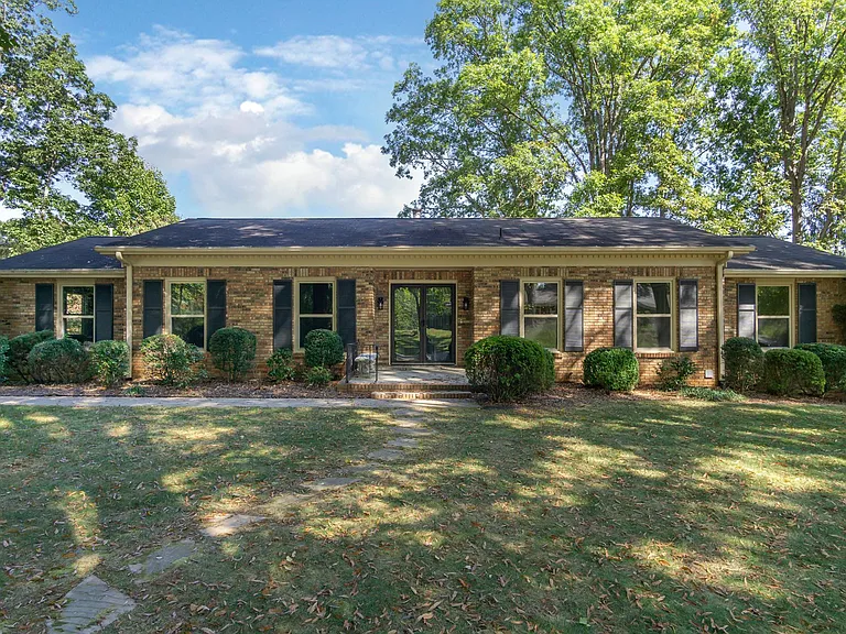 3136 Magnolia Dr — Photo 1