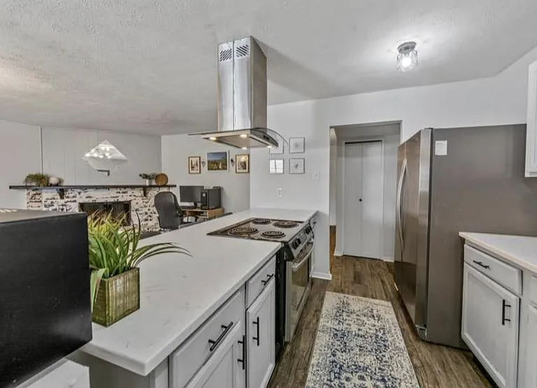 526 Windsor Dr — Photo 4