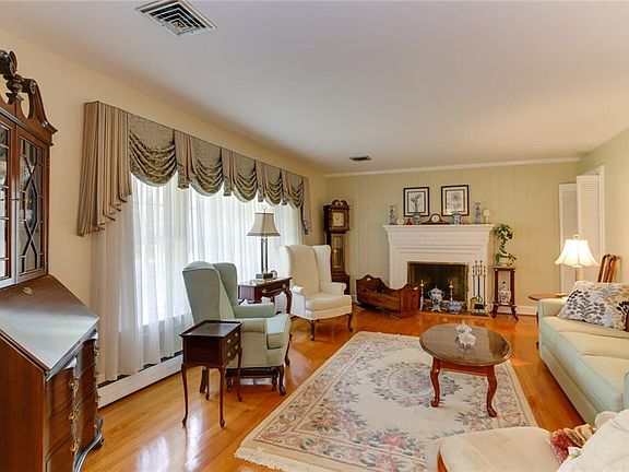4th image of 5205 Peake Ln