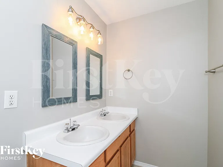 530 Martha Ct — Photo 9