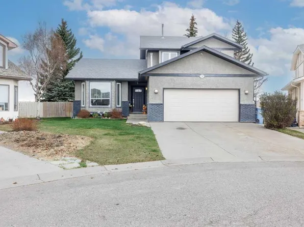 228 E Wood Valley Bay SW, Calgary, AB T2W 5Y4