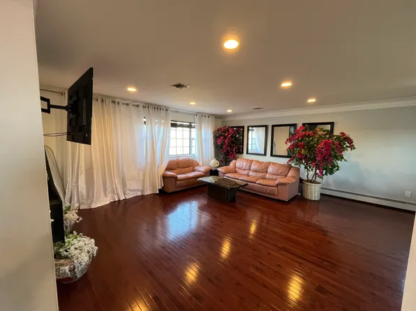 (undisclosed Address), Syosset, NY 11791