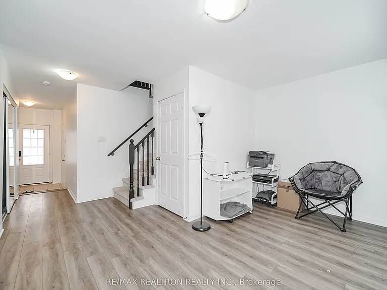 401 Rossland Rd E — Photo 7