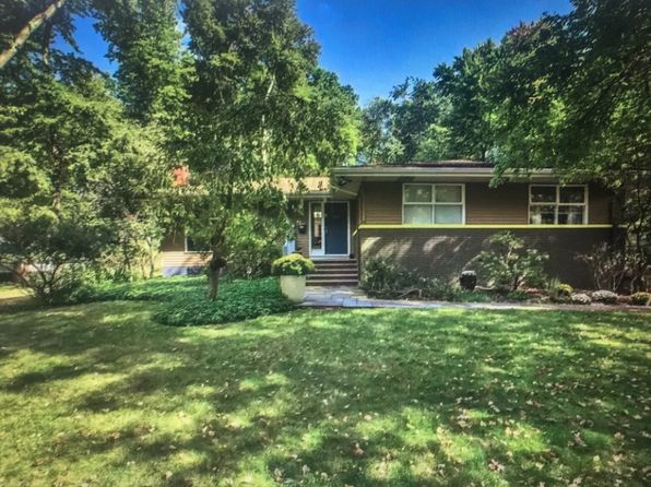 303 Valley Rd