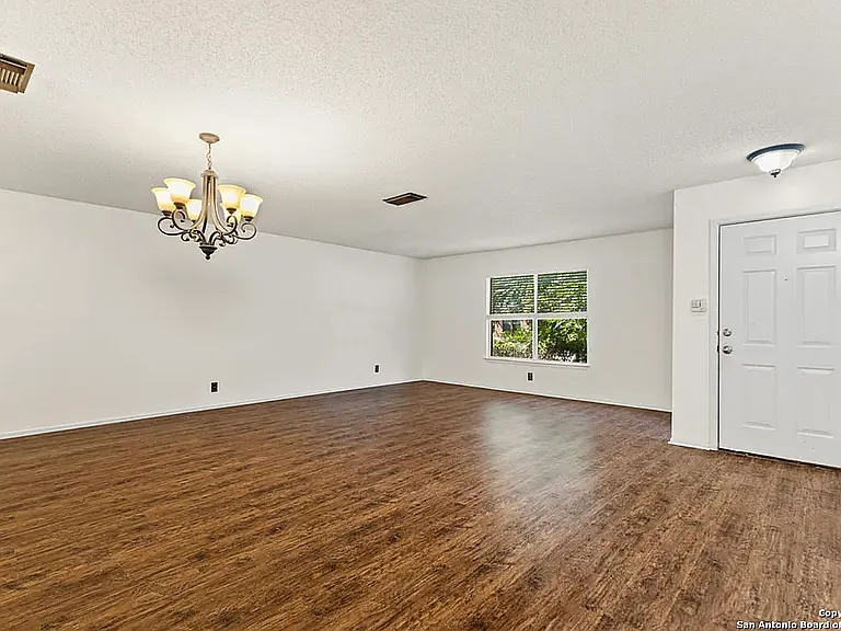 9806 Kelton Dr — Photo 4