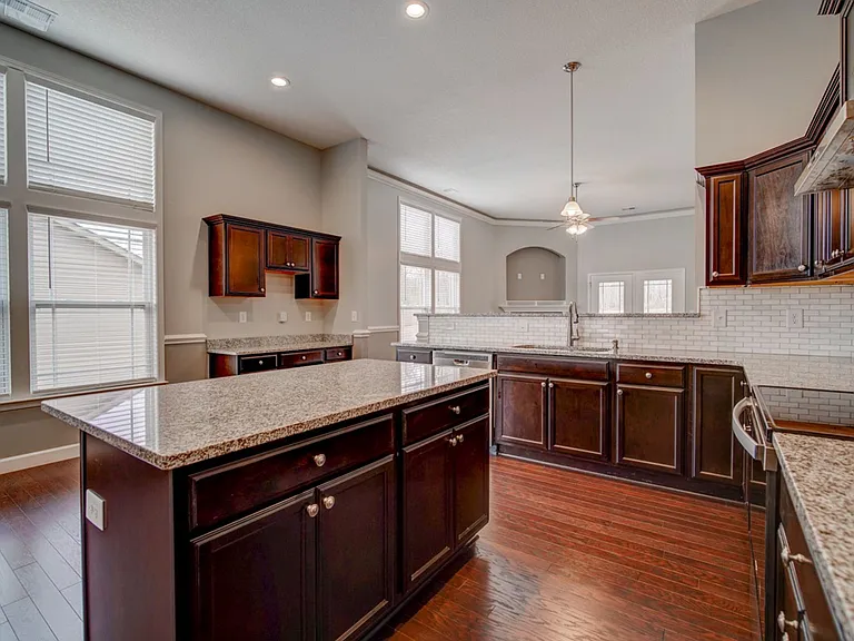 732 Shelburne Ln — Photo 15