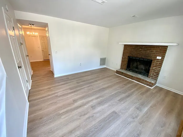 102 Picadilly Sq — Photo 3