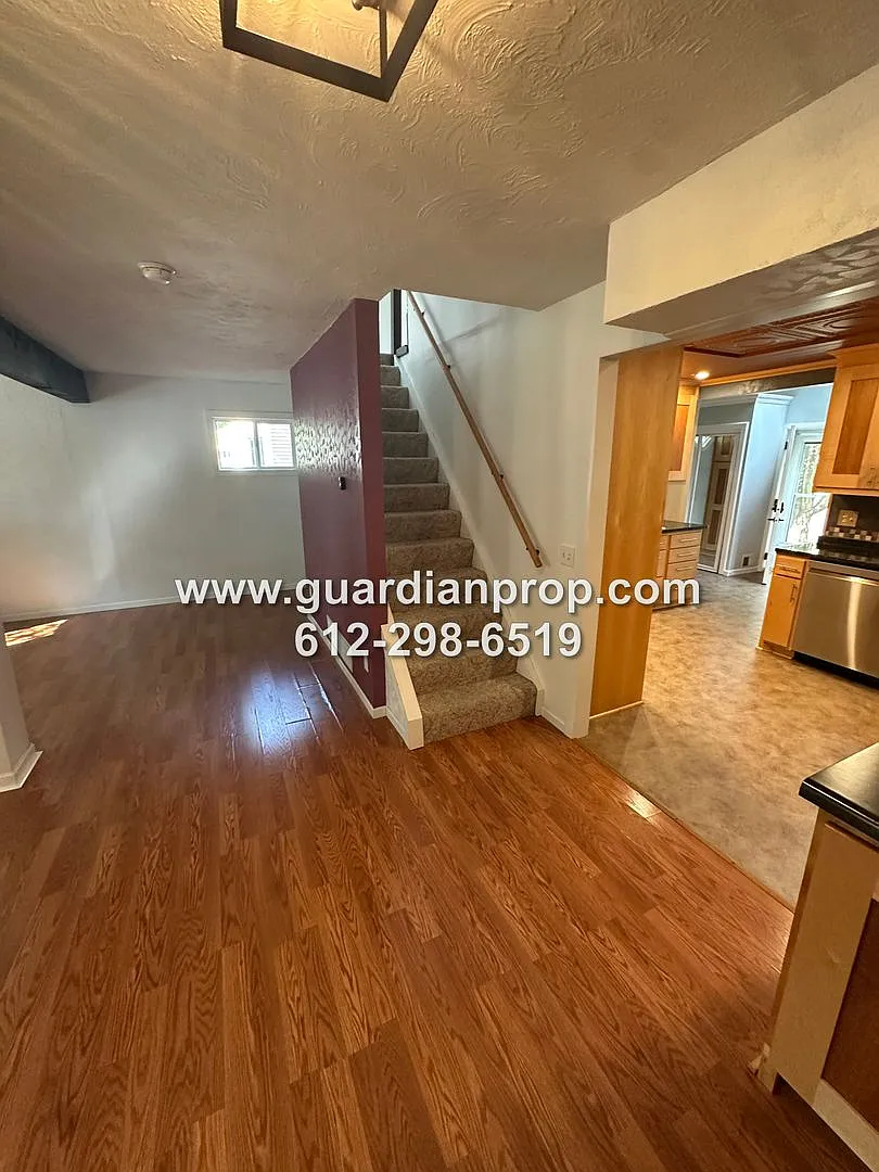 Charming House Blocks from White Bear Lake, Updated Kitchen & Baths, Fireplace, Private Deck, 3 C... — Photo 1