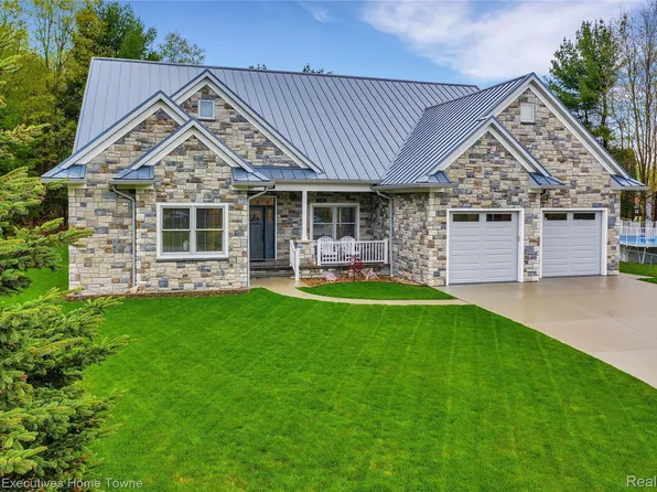 4267 Meadow Ct, Port Huron, MI 48060