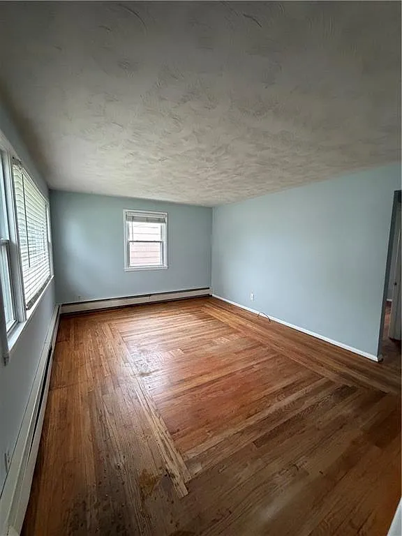 4 bed, 1.0 bath, 1092 sqft, $2,800 — Photo 2