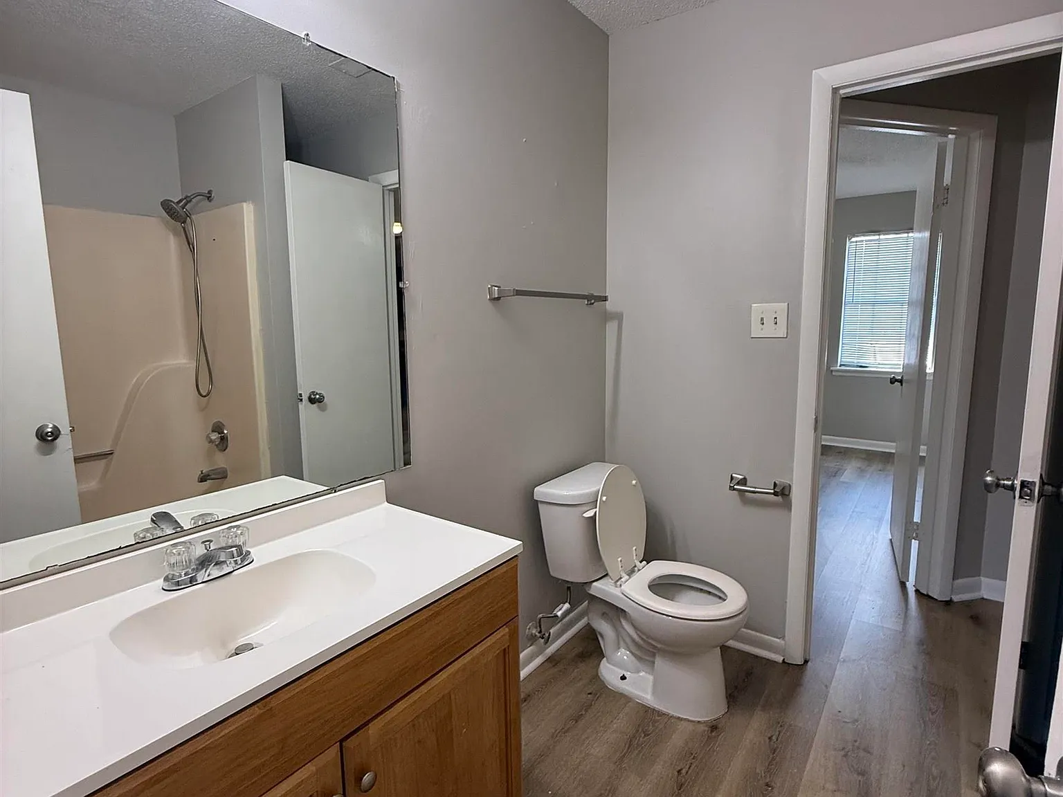 2 bed, 1.0 bath, 775 sqft, $900 — Photo 2