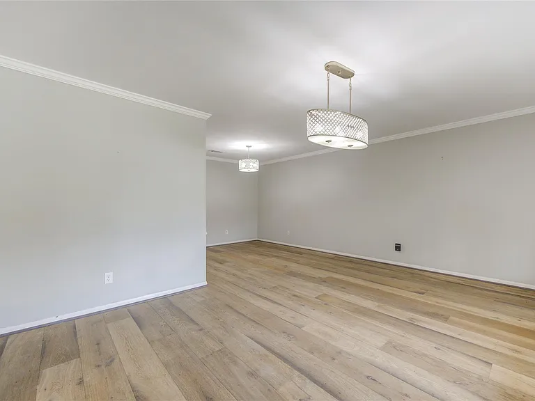 5019 Oak Forest Dr — Photo 4