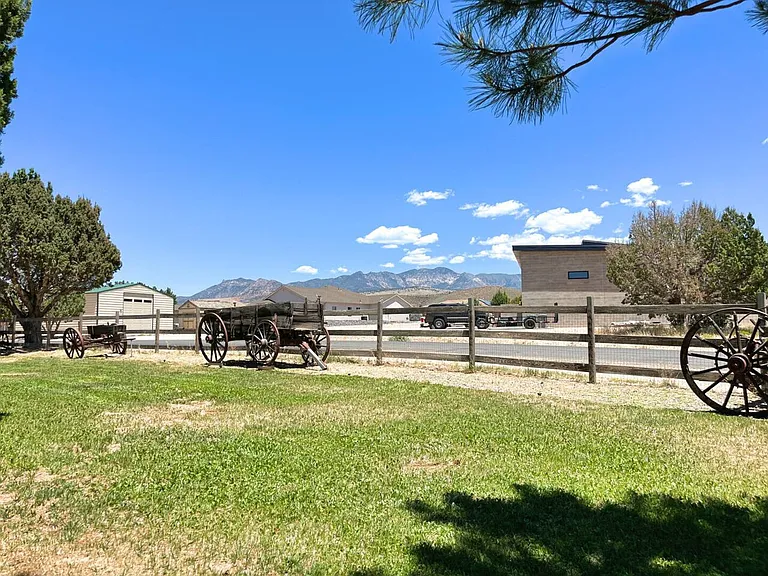 N Horsemans Park Dr — Photo 37