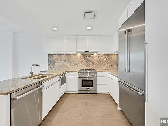 3rd image of 320 Adolphus Ave #808