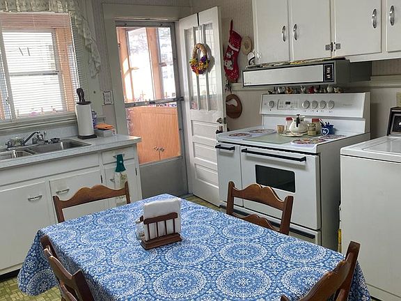 2nd image of 123 Taylor St