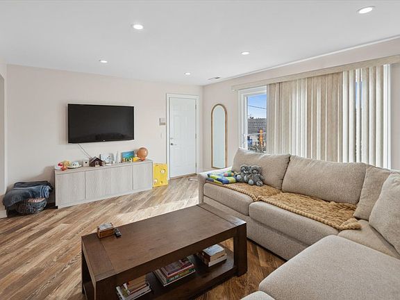 4th image of 6534 W Montrose Ave APT 3W