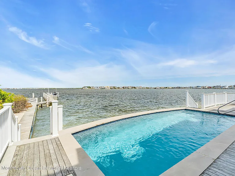 459 Normandy Dr — Photo 3