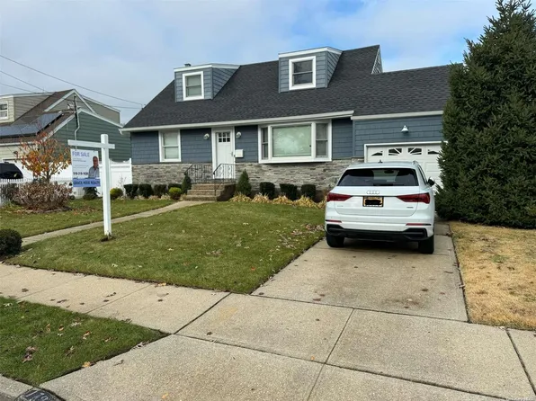 179 N Hawthorne Street, Massapequa, NY 11758