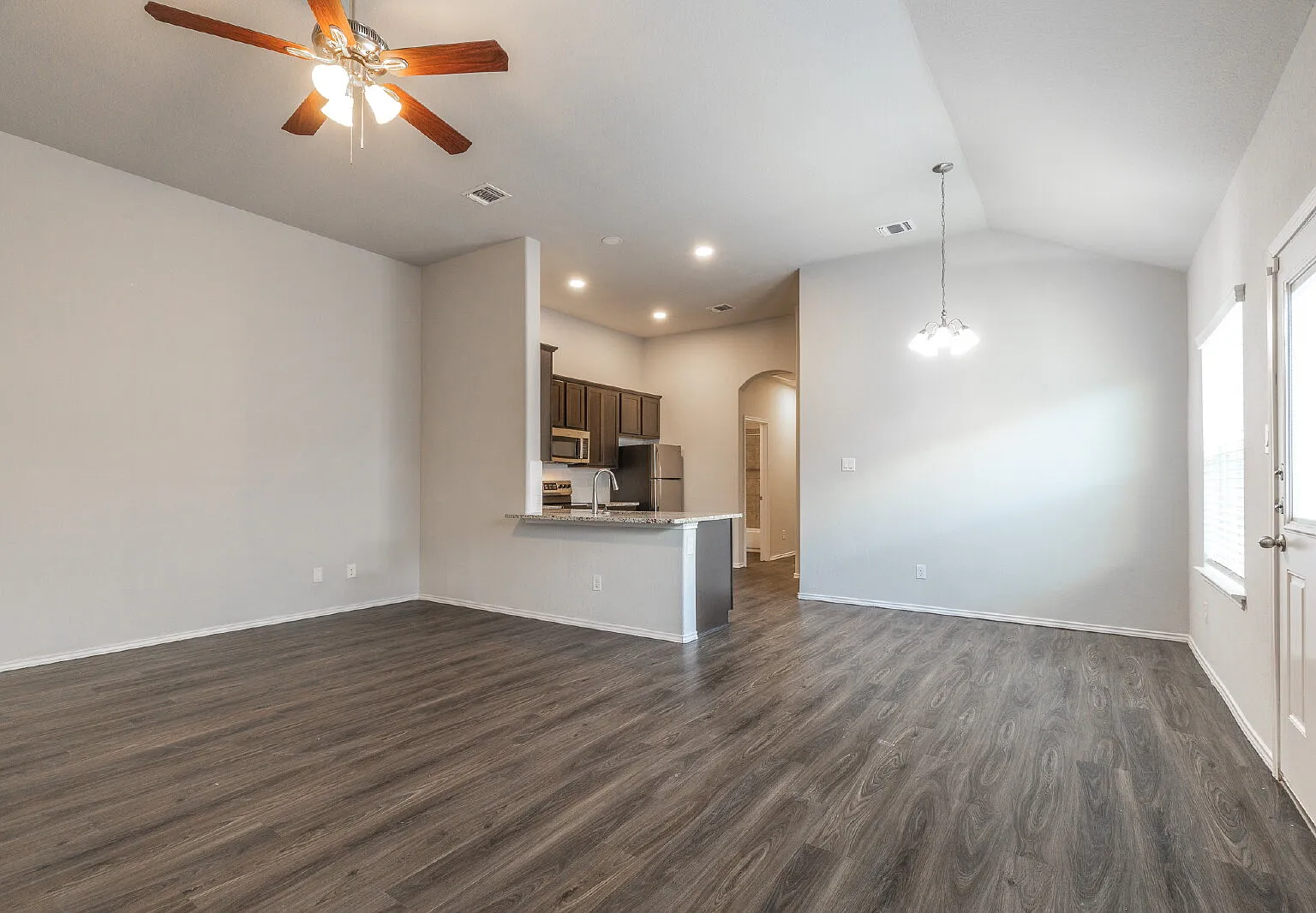 3 bed, 2.5 bath, 1372 sqft, $1,597 — Photo 3