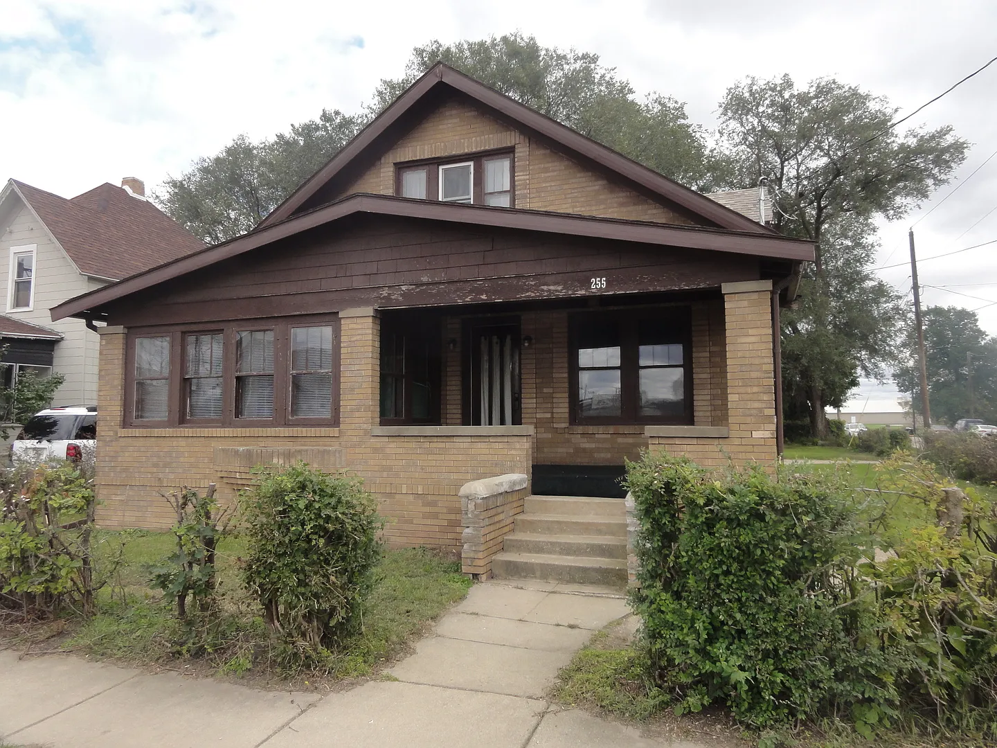 255 S Park Ave photo 1