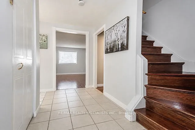 110 Steeles Cres — Photo 5