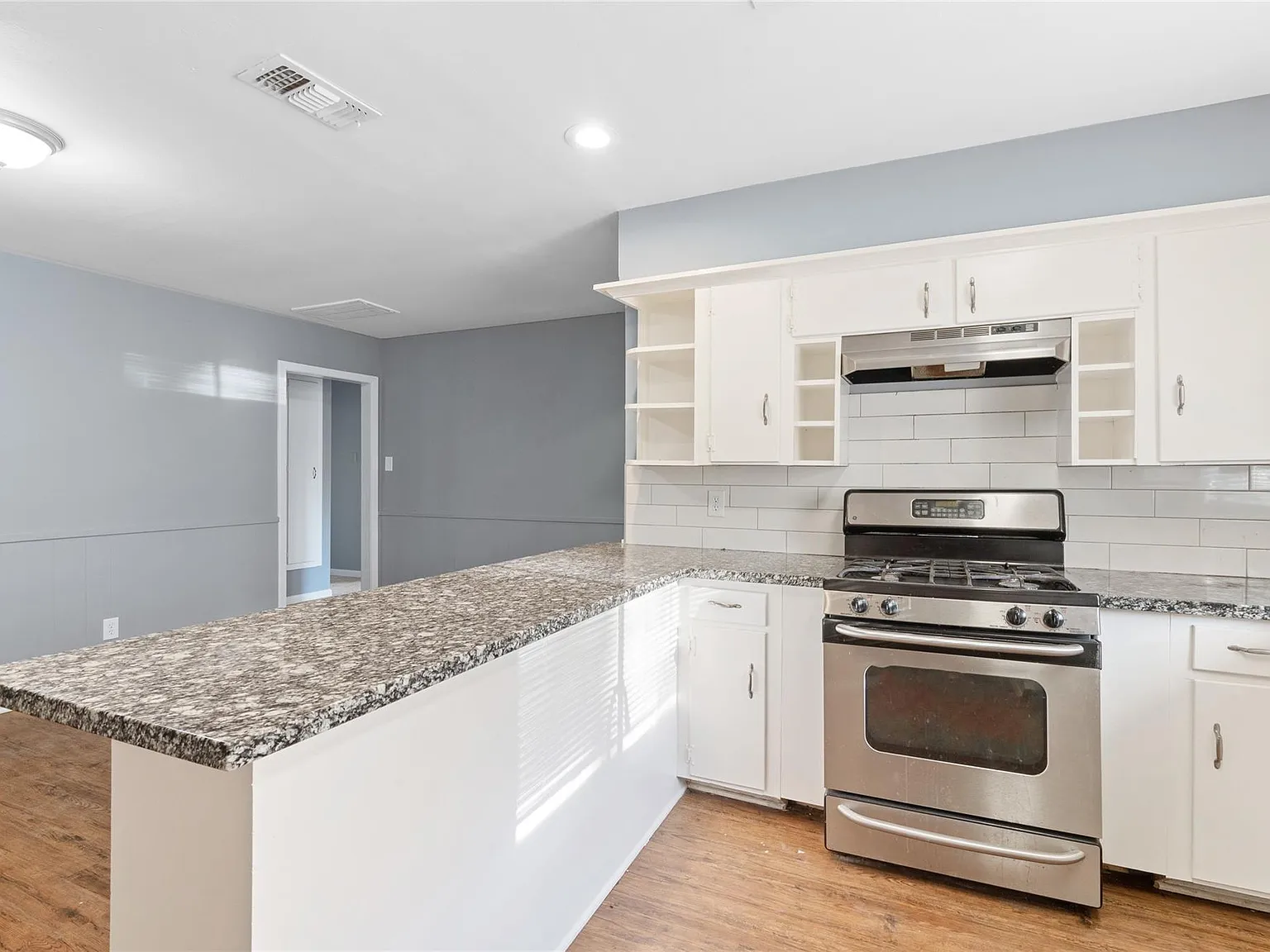 3 bed, 1.0 bath, 1542 sqft, $1,600 — Photo 4