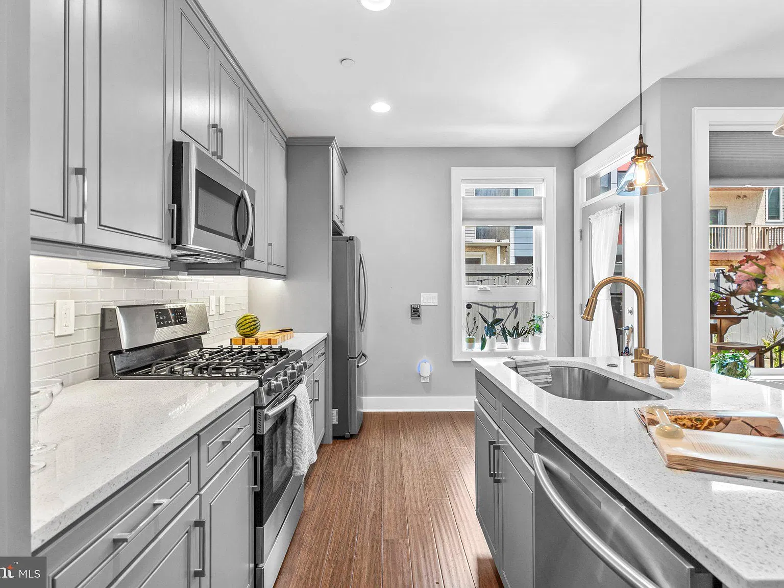2 bed, 2.5 bath, 1400 sqft, $2,200 — Photo 4